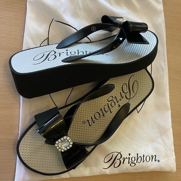 NIB Black wedge flip flops - Picture 3 of 6